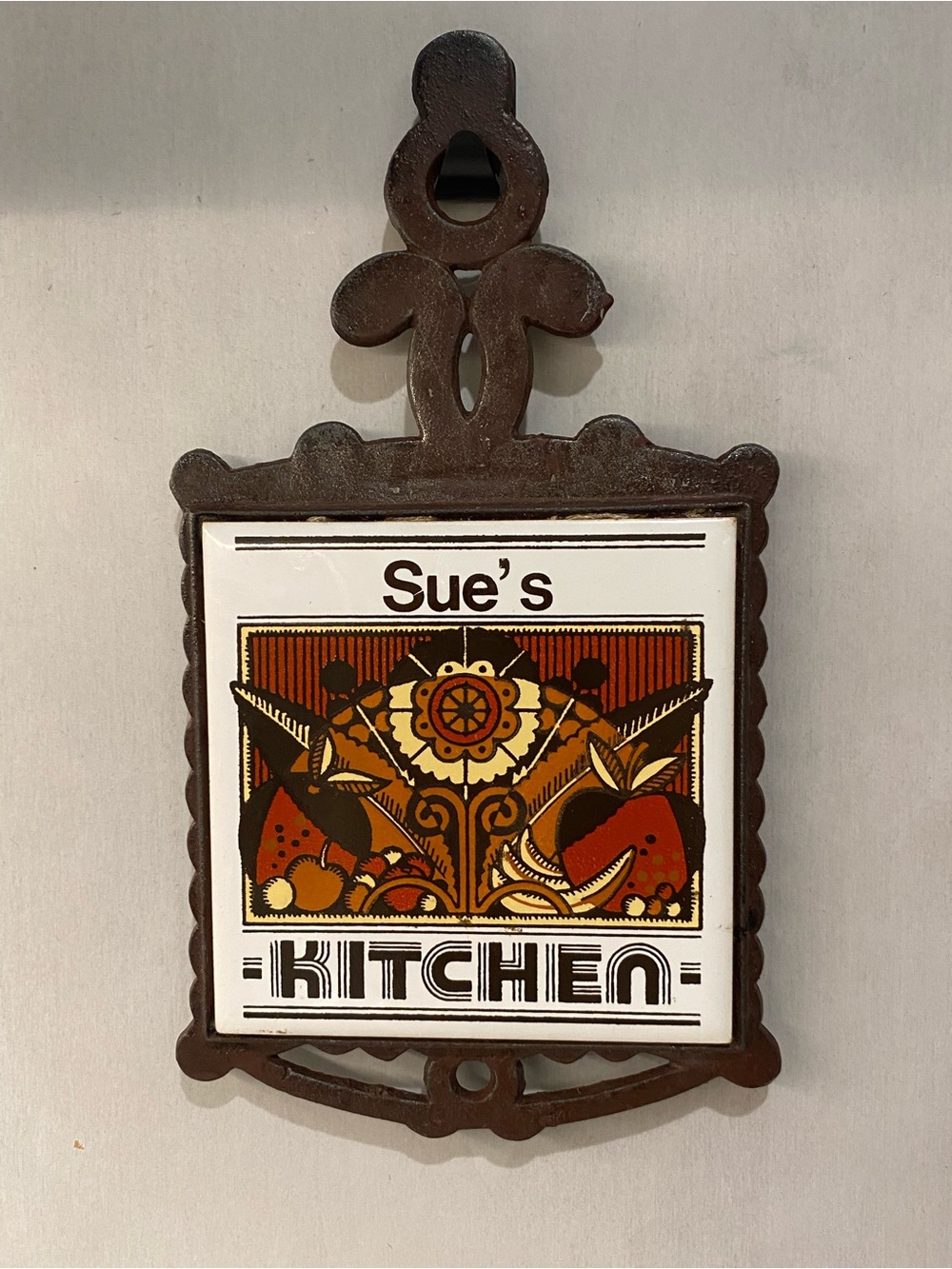 VTG 70s Sue’s Kitchen Cast Iron Ceramic Tile Trivet Wall Hanging